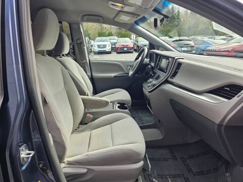 2017 Toyota Sienna LE 8-Passenger