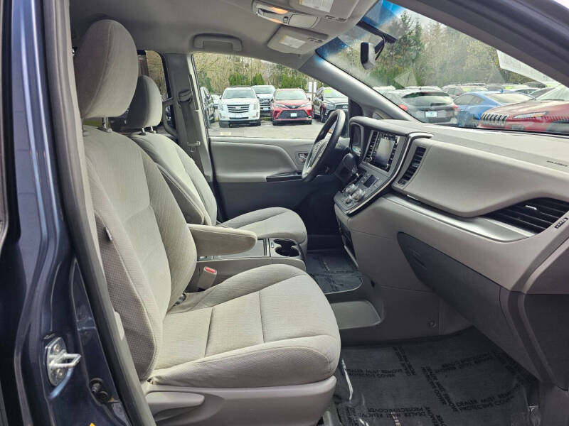 2017 Toyota Sienna LE 8-Passenger
