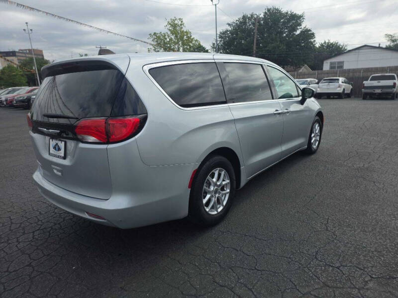 2023 Chrysler Voyager LX