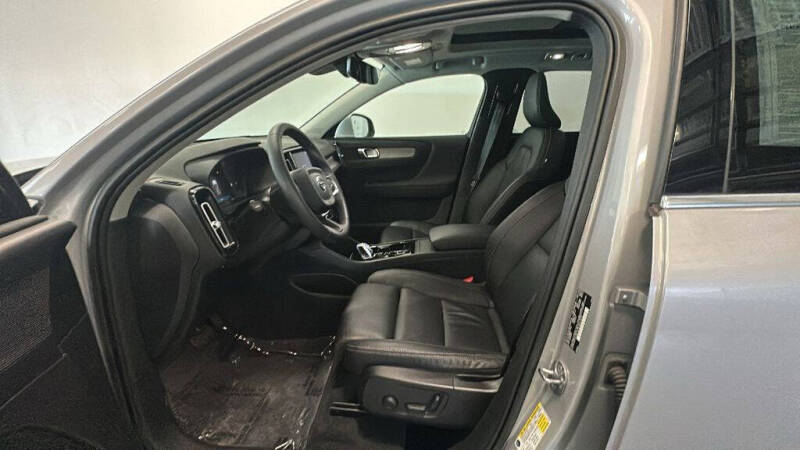 2023 Volvo XC40 B5 Plus Bright Theme