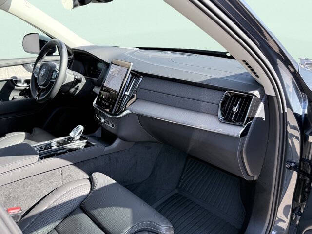 2025 Volvo XC90 T8 Ultra Bright Theme 6P