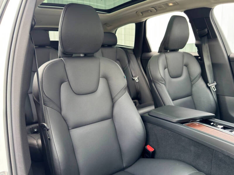 2024 Volvo XC60 B5 Plus Dark Theme