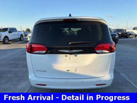 2022 Chrysler Voyager LX