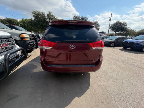 2014 Toyota Sienna LE 8-Passenger