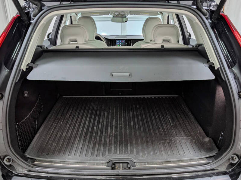 2024 Volvo XC60 B5 Ultimate Dark Theme