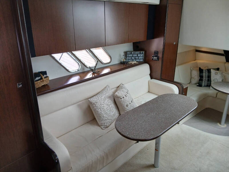 2012 Cruisers Yachts 380 Express