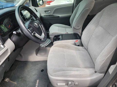2017 Toyota Sienna LE 8-Passenger
