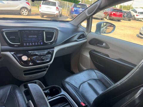 2017 Chrysler Pacifica Touring-L