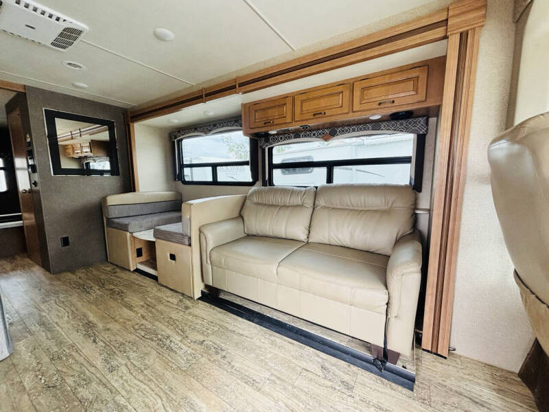2017 Thor Motor Coach Hurricane 31S