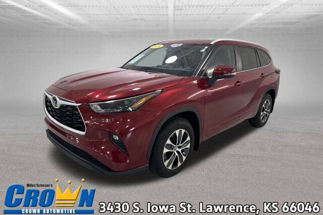 2024 Toyota Highlander for sale at Crown Automotive of Lawrence Kansas in Lawrence KS