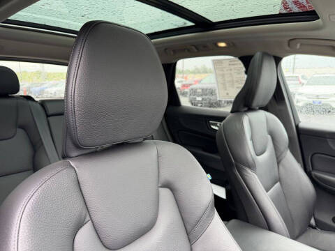 2023 Volvo XC60 B5 Plus Dark Theme