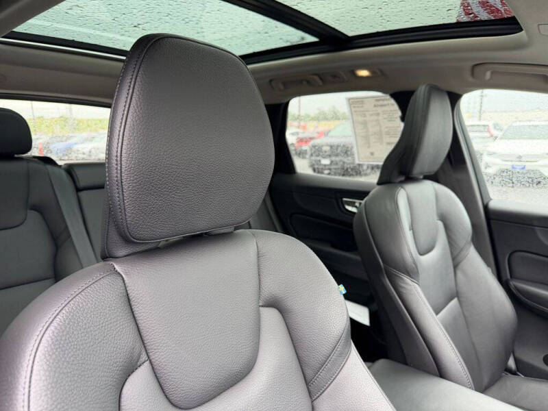 2023 Volvo XC60 B5 Plus Dark Theme