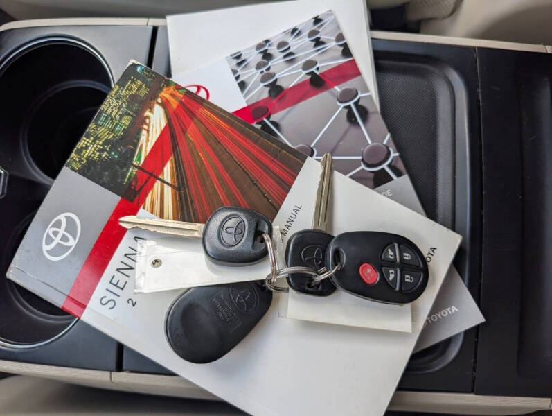 2014 Toyota Sienna LE 8-Passenger