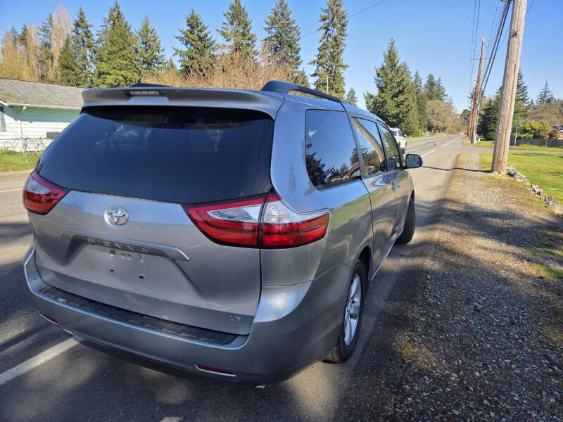2017 Toyota Sienna LE 7-Passenger Auto Access Seat
