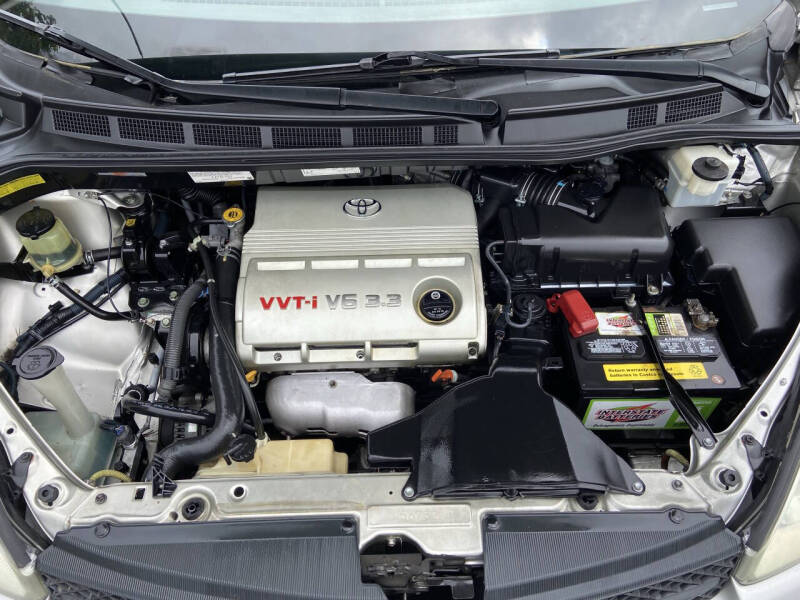 2004 Toyota Sienna LE 8 Passenger