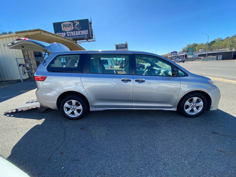 2018 Toyota Sienna L photo 6