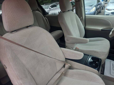 2011 Toyota Sienna LE 8-Passenger