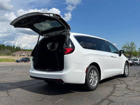 2027 Chrysler Pacifica Select