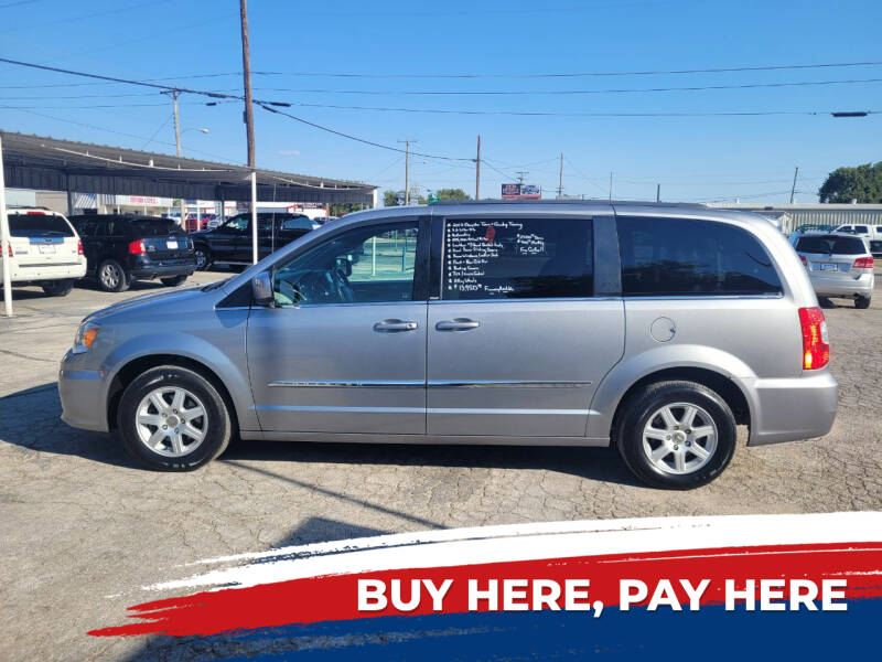 2013 Chrysler Town and Country for sale at Meadows Motor Company in Cleburne TX