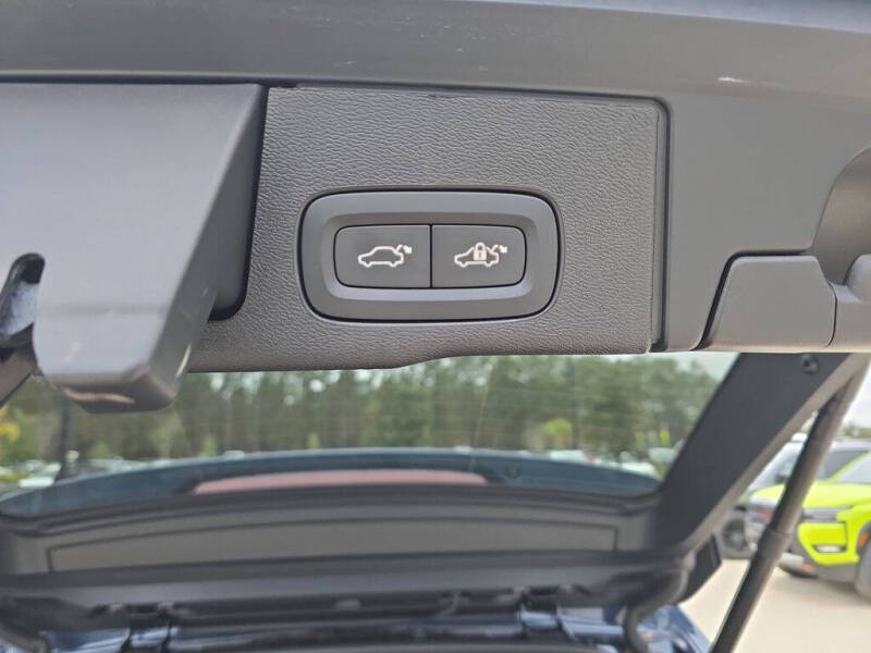 2025 Volvo XC60 B5 Ultra Dark Theme