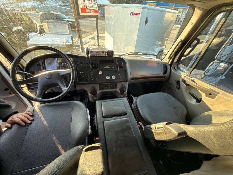 2006 Freightliner M2 106