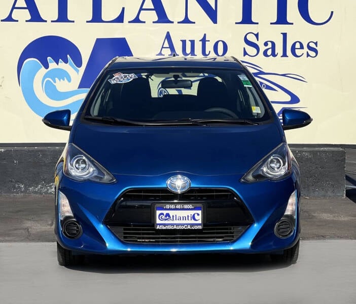 2015 Toyota Prius c Two photo 3