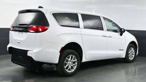 2025 Chrysler Voyager LX