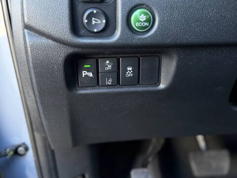 2022 Honda Pilot Touring w/Rear Captain's Chairs