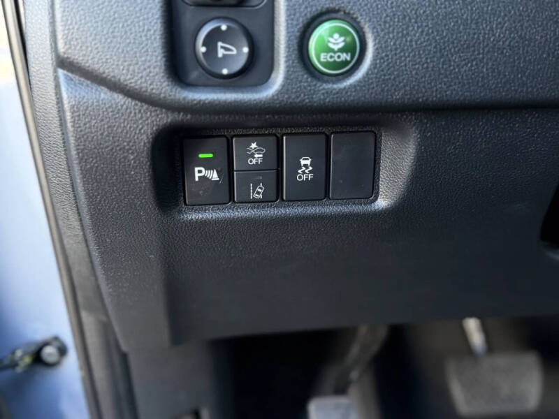 2022 Honda Pilot Touring w/Rear Captain's Chairs