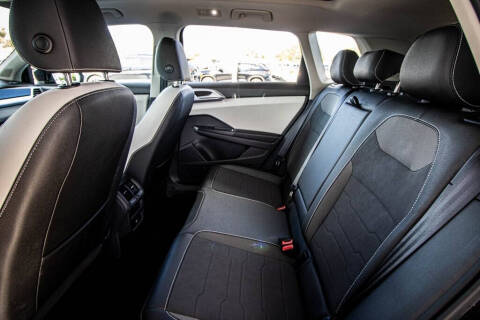 2025 Volkswagen Taos SE