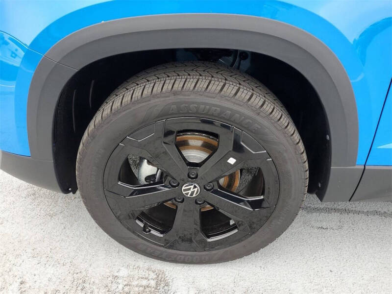 2025 Volkswagen Taos SE Black 4Motion