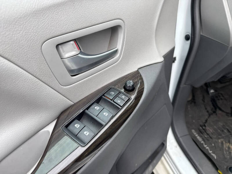 2018 Toyota Sienna XLE 7-Passenger Auto Access Seat