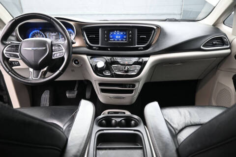 2017 Chrysler Pacifica Touring-L
