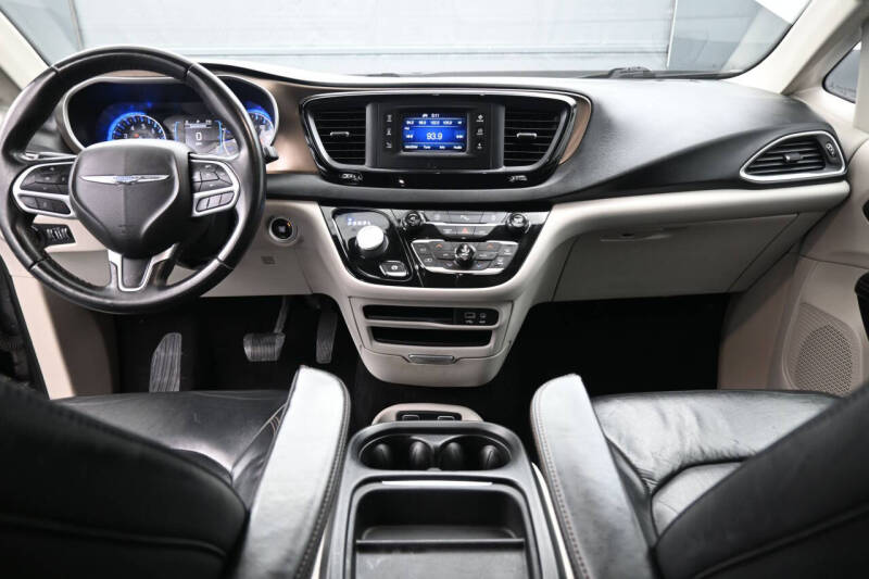 2017 Chrysler Pacifica Touring-L