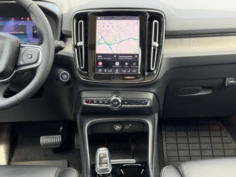 2023 Volvo XC40 B5 Plus Bright Theme