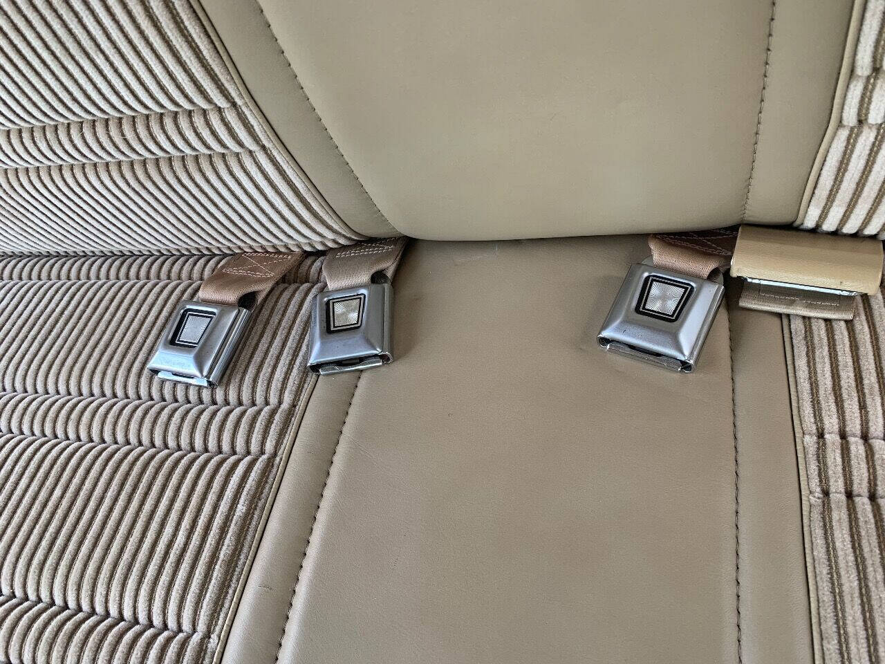 1989 Jeep Grand Wagoneer 51