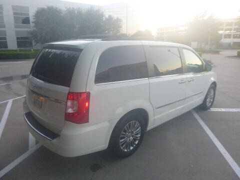 2013 Chrysler Town and Country Touring-L