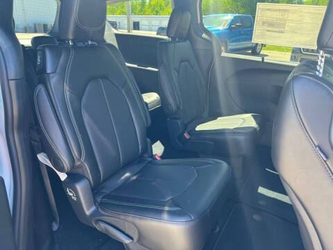 2027 Chrysler Pacifica Select
