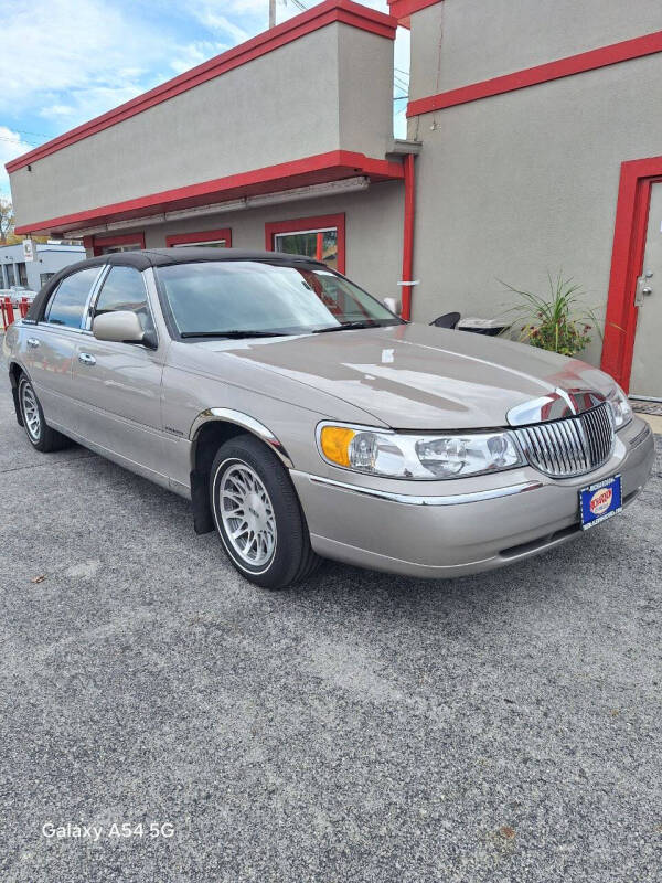 1999 Lincoln Town Car for sale at Richardson Sales, Service & Powersports in Highland IN