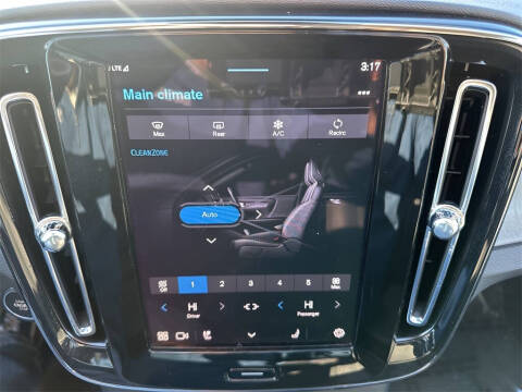 2025 Volvo XC40 B5 Core Bright Theme