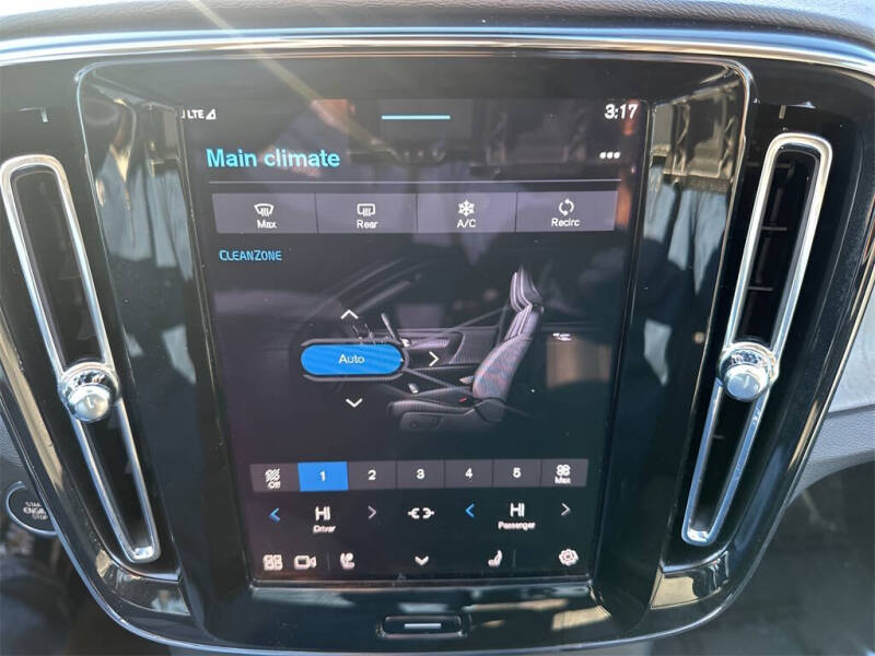 2025 Volvo XC40 B5 Core Bright Theme