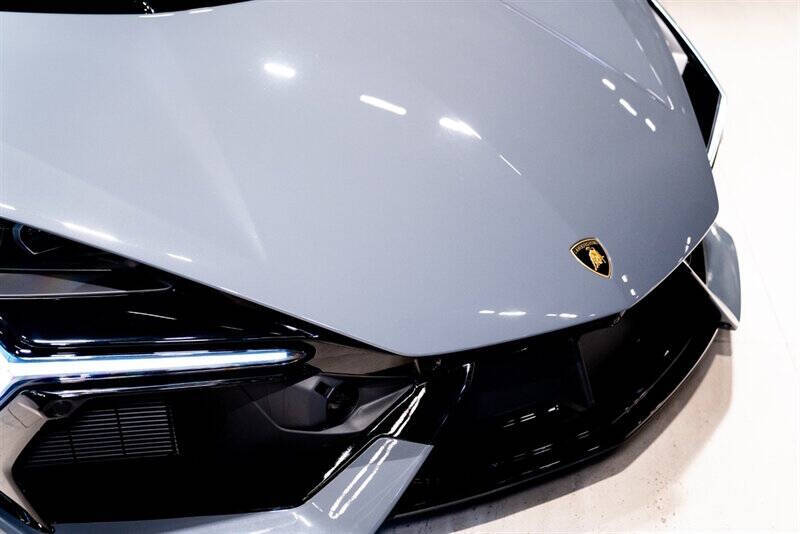 2024 Lamborghini Revuelto