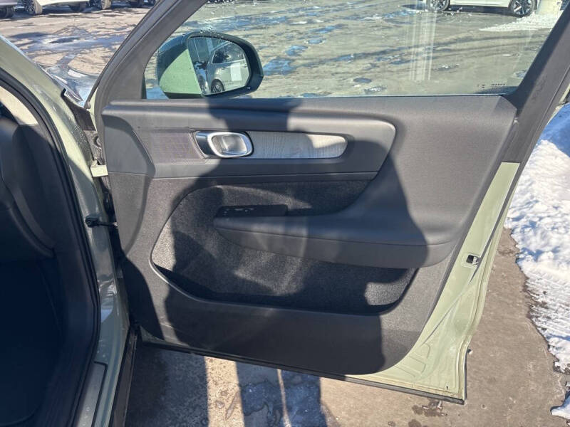 2025 Volvo XC40 B5 Plus Bright Theme