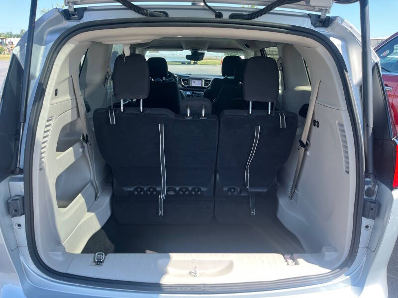 2023 Chrysler Voyager LX