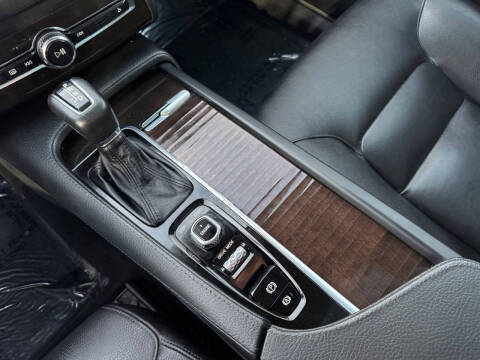 2017 Volvo XC90 T6 Momentum