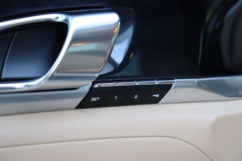 2016 Porsche Panamera Edition