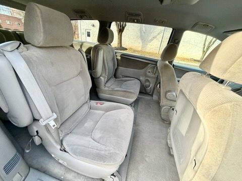 2004 Toyota Sienna LE 7 Passenger