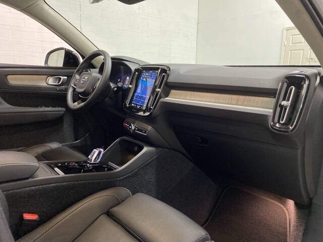 2025 Volvo XC40 B5 Plus Dark Theme