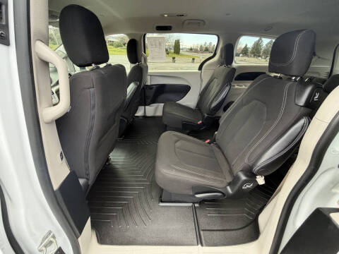 2022 Chrysler Voyager LX