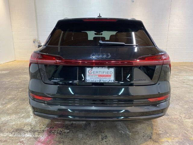 2022 Audi e-tron quattro Premium